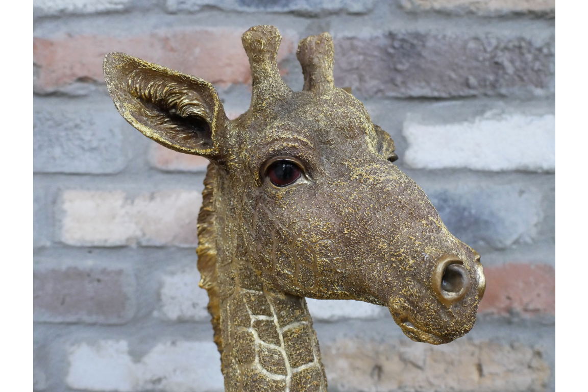 Giraffe Bust Ornament – Quirky and Elegant Home Décor