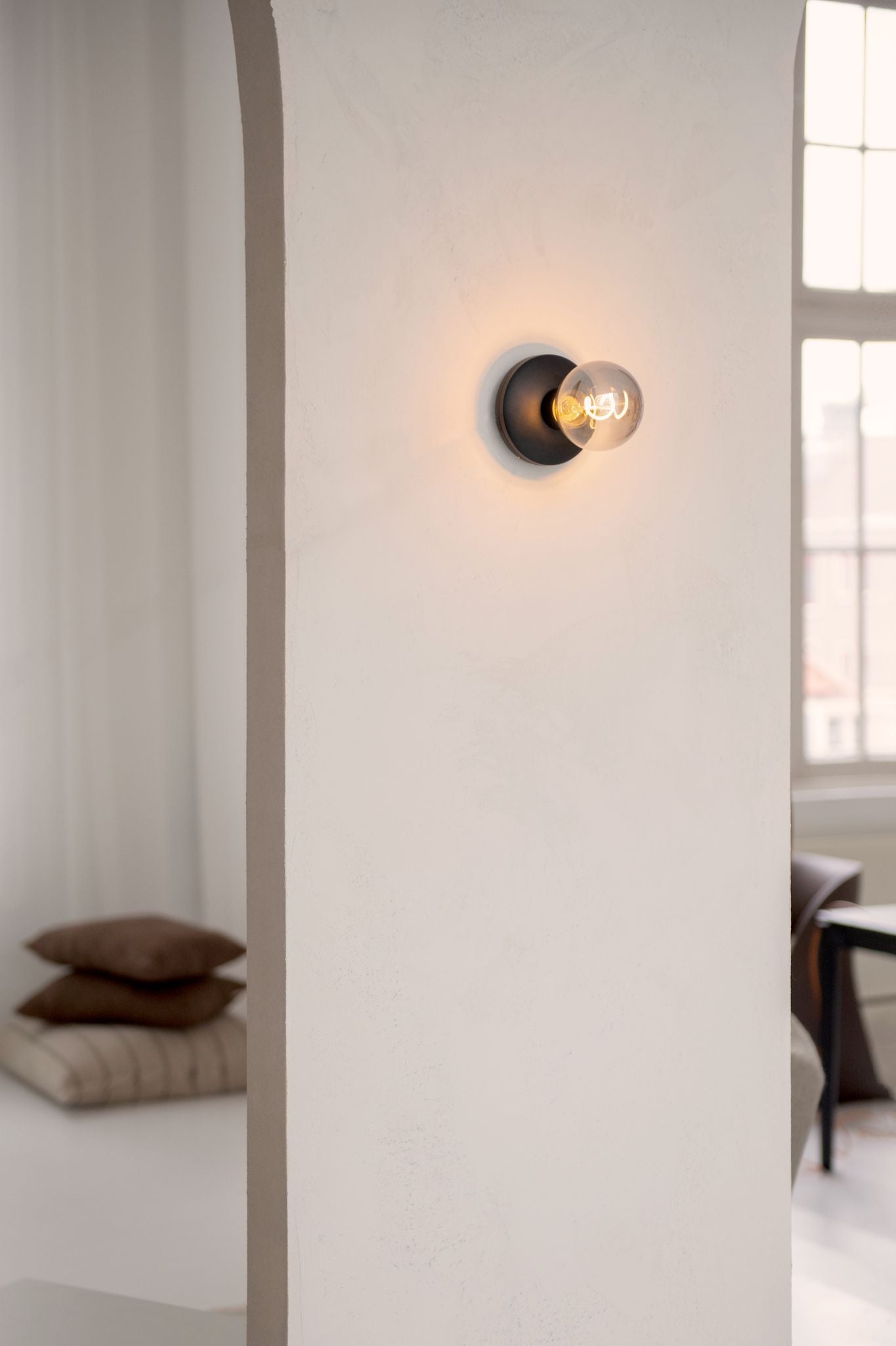 Humble Bee Wireless & Rechargeable OutdoorIndoor Wall Light